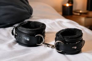 Menottes bdsm : guide pour bien débuter en toute sécurité